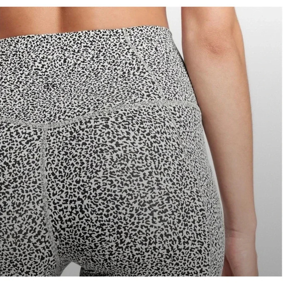 Athleta Salutation Stash II Pocket Textured 7/8 Tight Black White Size Medium - Picture 2 of 8